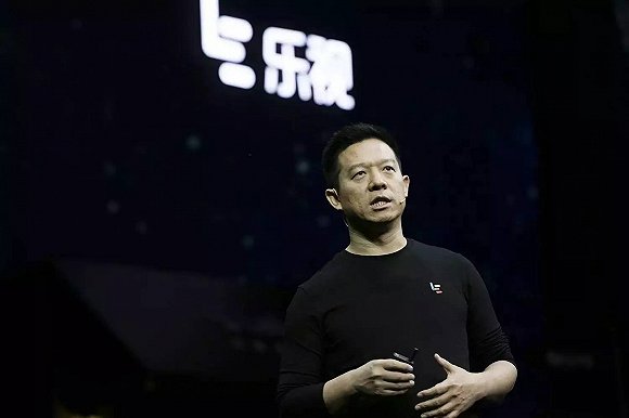 6月28日下午,身着黑色运动外套的贾跃亭,在乐视网2016年股东大会扇栽